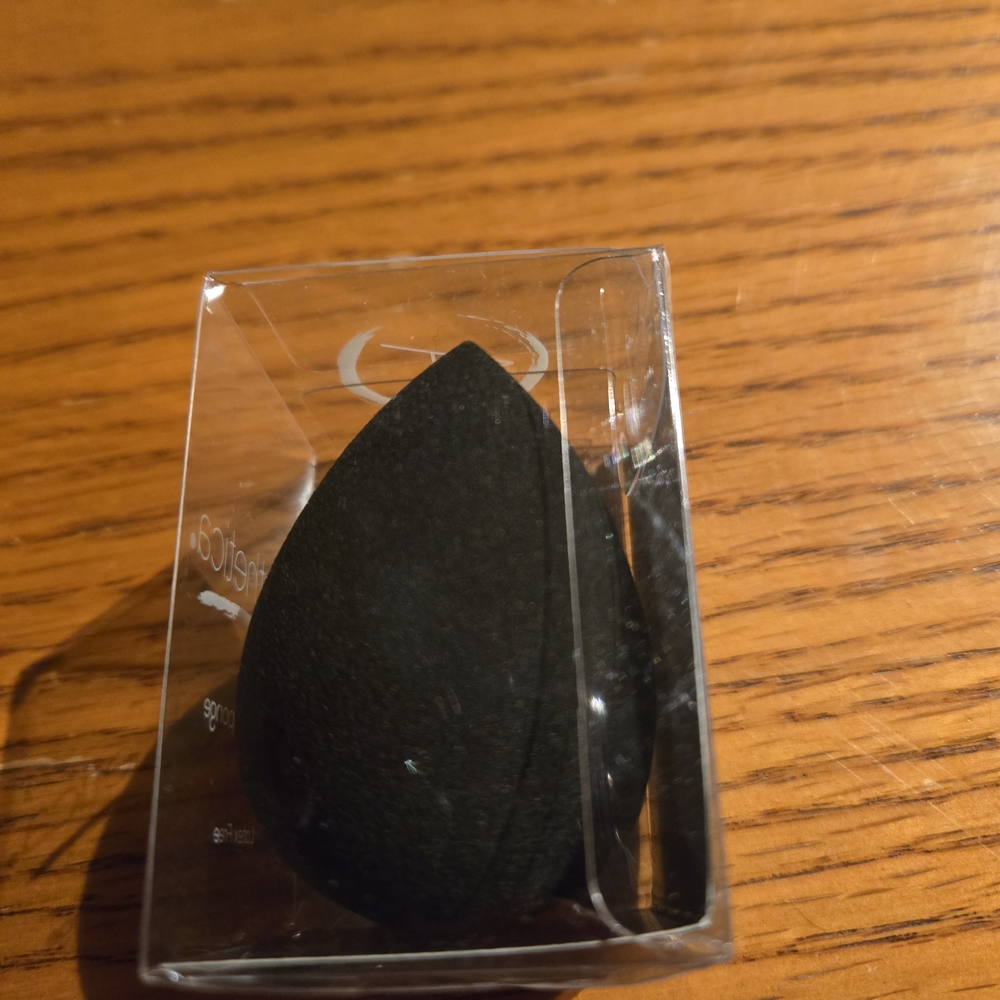 Aesthetica Black Makeup Sponge - Picture 3 of 3